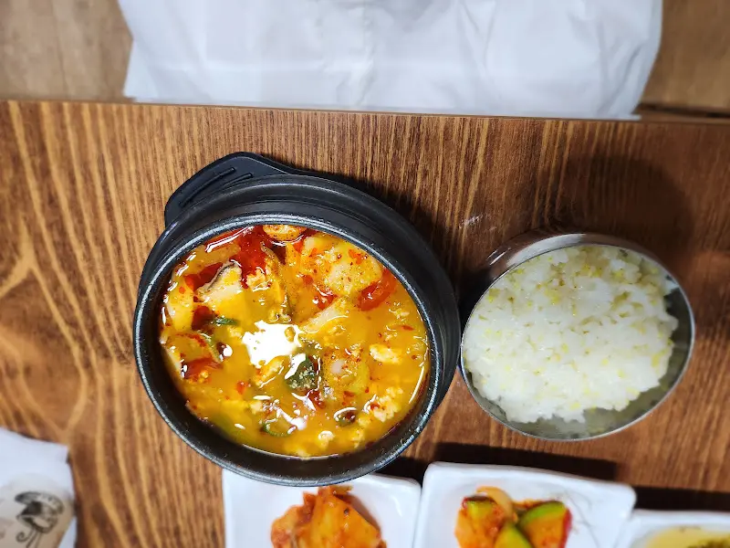 얼큰 순두부와 밥 한 공기