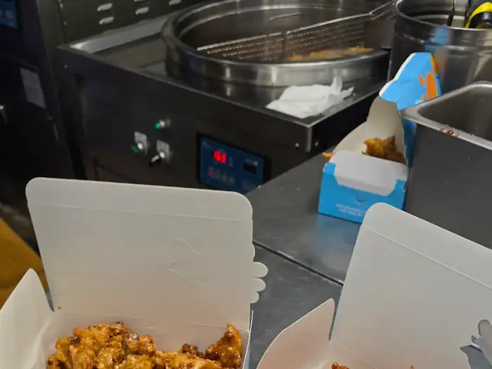 주방에서 튀김기 및 포장 용기 모습