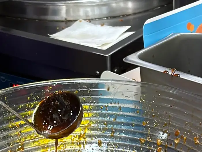 소스가 담긴 용기 모습