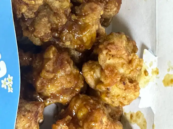 반찬으로 담긴 닭강정 클로즈업