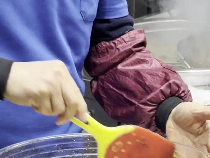 치킨을 버무리는 직원 손 모습