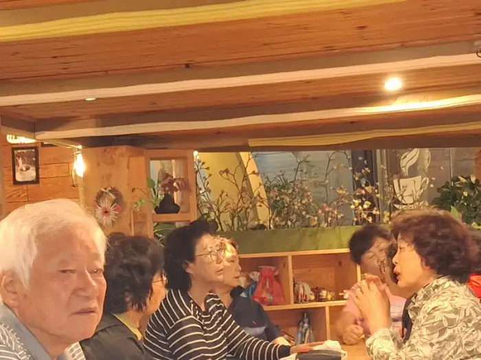 카페 내부 모습, 사람들이 앉아 대화하는 모습