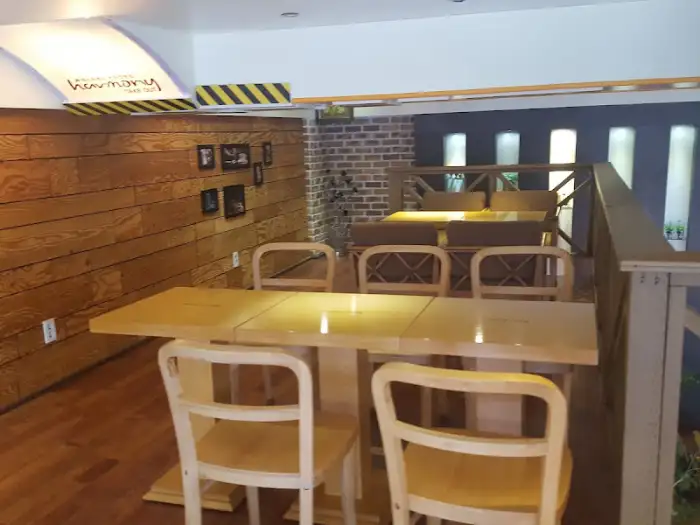 카페 내부 2층 공간, 테이블과 의자가 놓여 있다