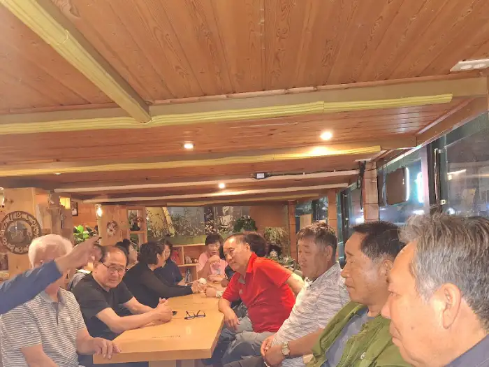 카페 내부 단체석 모습, 여러 명이 앉을 수 있는 큰 테이블이 있다