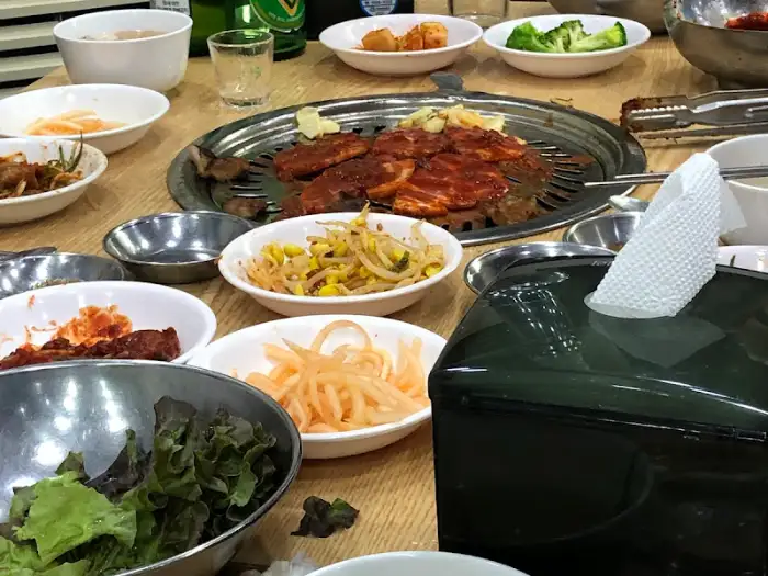 식탁 위에 차려진 반찬과 고기