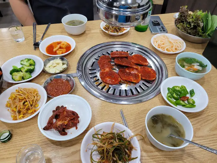 숯불 위에서 익어가는 돼지등심