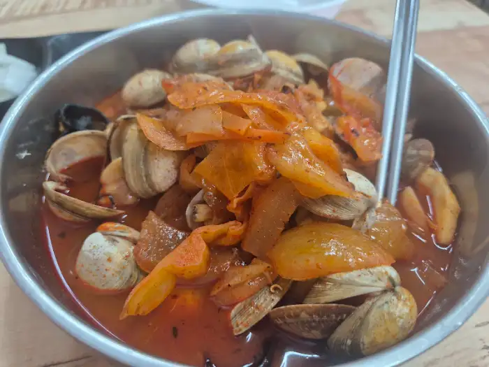 짬뽕 안 조개와 채소