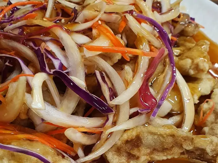 탕수육 위에 올라간 채소