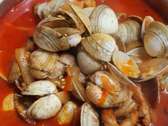 짬뽕 그릇에 담긴 조개와 해물
