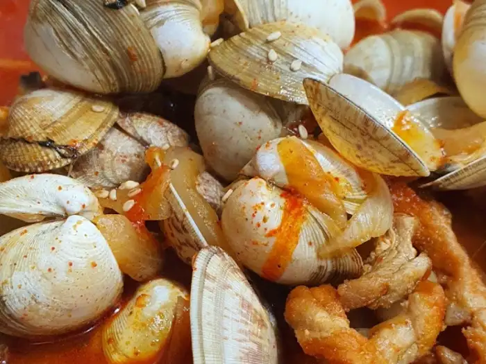 짬뽕 그릇 속 조개와 해산물 클로즈업