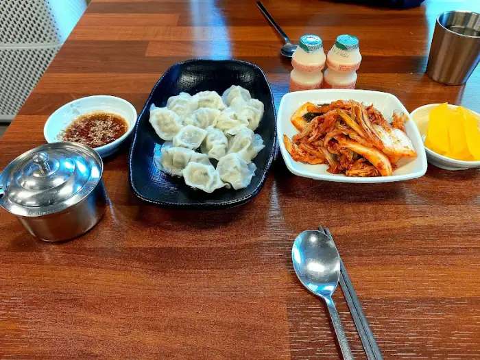 토방국수전문점 테이블 세팅