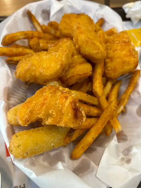 푸짐한 치킨과 감자튀김