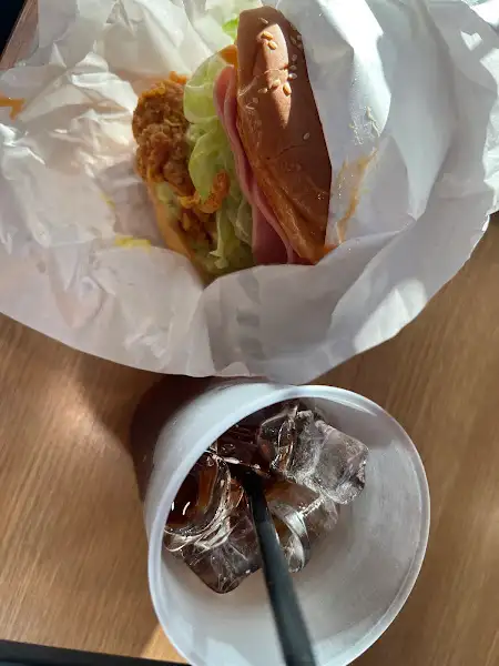 아이스 콜라와 함께 버거