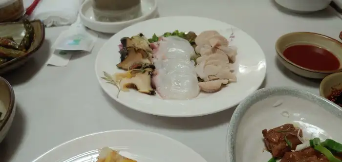 신선한 해산물과 육류 요리