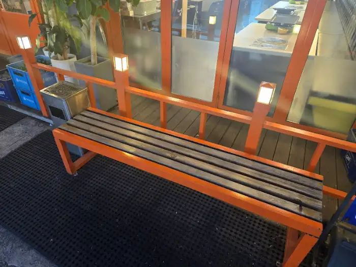 매장 앞 벤치와 조명