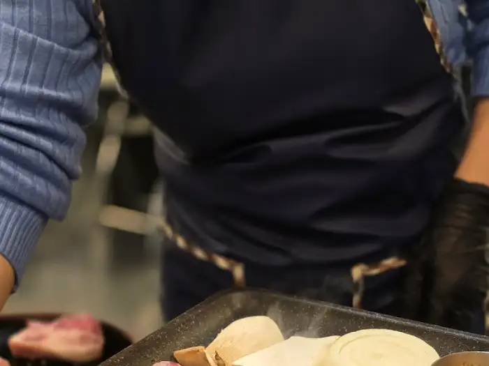 직원이 삼겹살을 굽는 모습