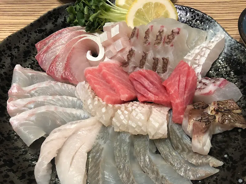 다채로운 어종으로 구성된 숙성회 한 접시