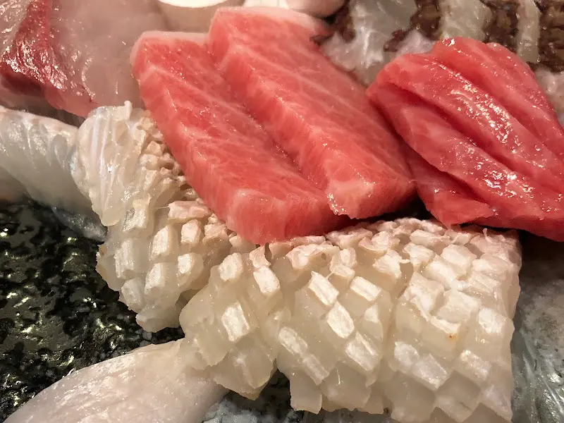 붉은 빛깔이 매혹적인 참돔 숙성회