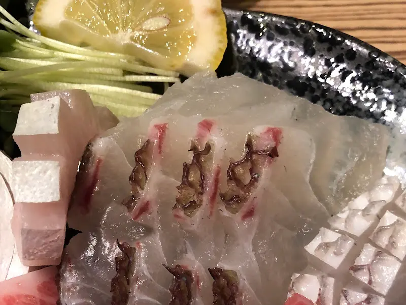 레몬과 함께 플레이팅된 숙성회의 모습