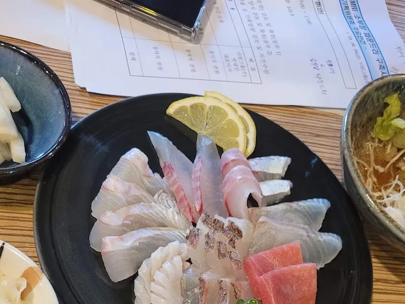 다양한 곁들임 음식과 함께 제공되는 숙성회