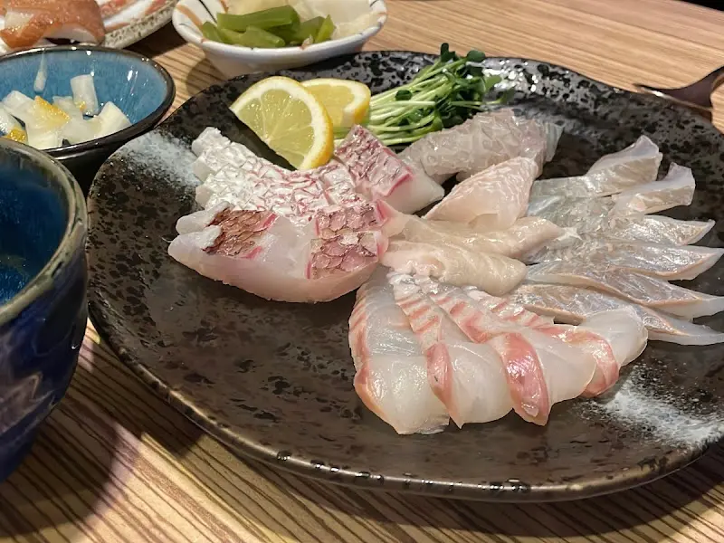 다양한 종류의 숙성회가 담긴 접시