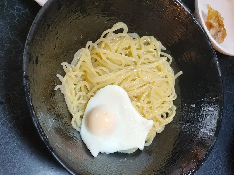 계란후라이가 올라간 간짜장 면