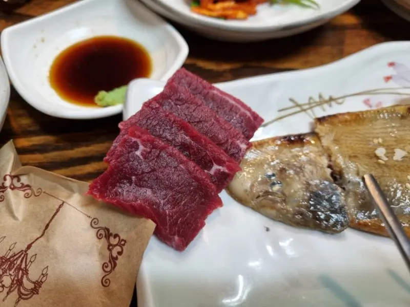 선홍빛 육사시미와 윤기가 흐르는 찰밥