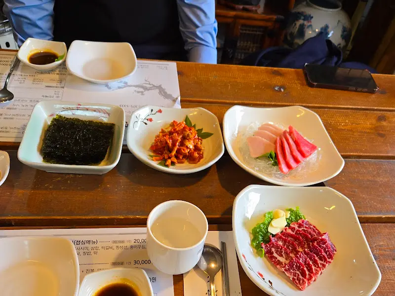 깔끔하게 차려진 한상차림