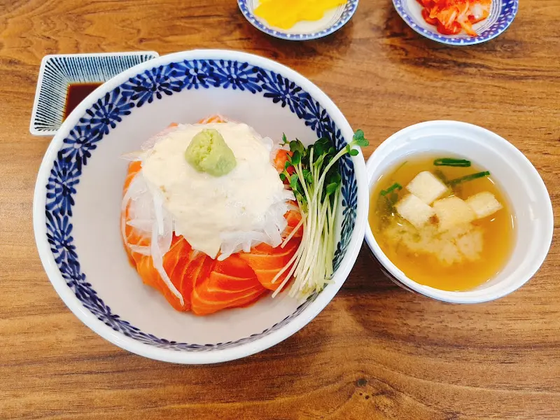 싱싱한 사케동의 자태