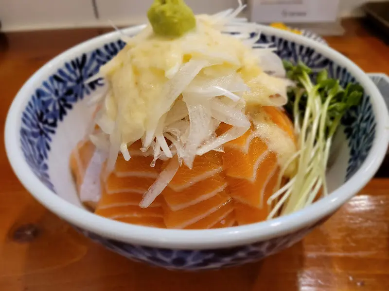 와사비와 무를 곁들인 사케동