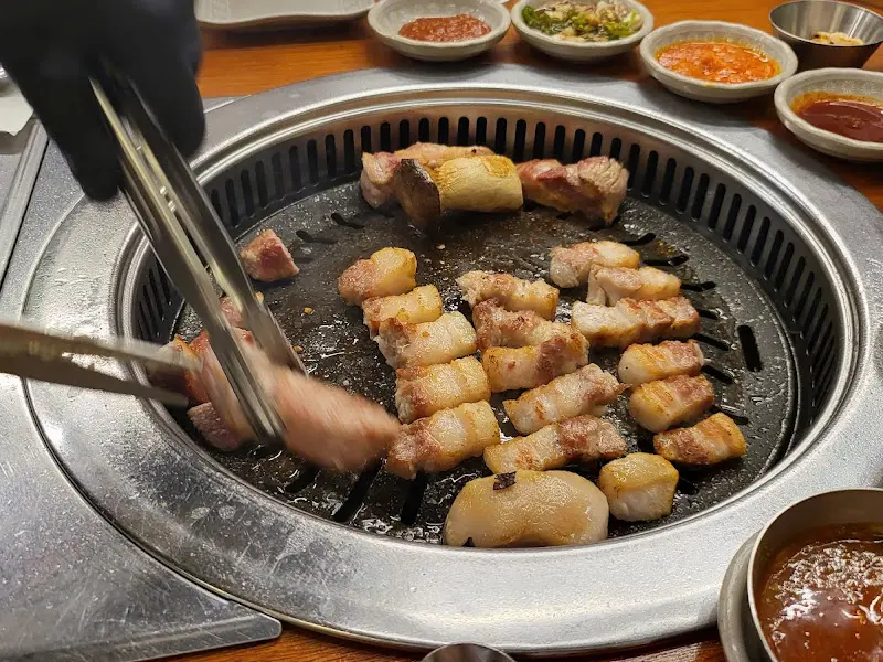 전문가의 손길로 구워지는 삼겹살