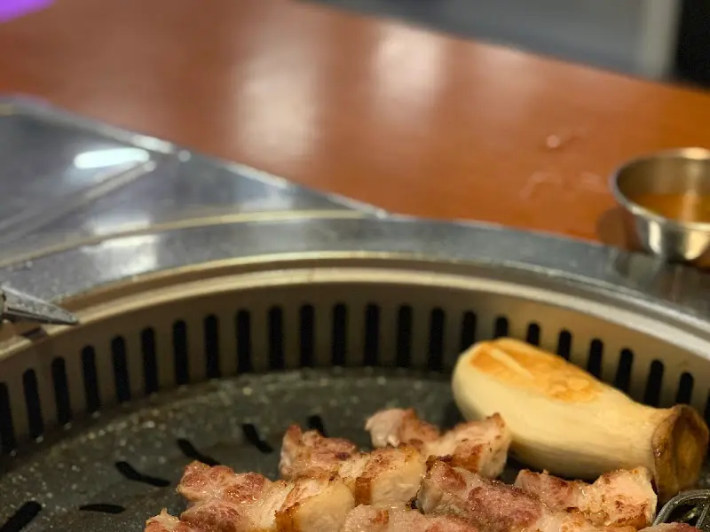 잘 구워진 삼겹살과 버섯