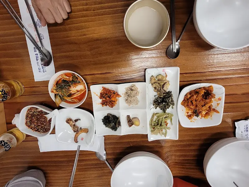 다양한 밑반찬이 놓인 테이블 전경