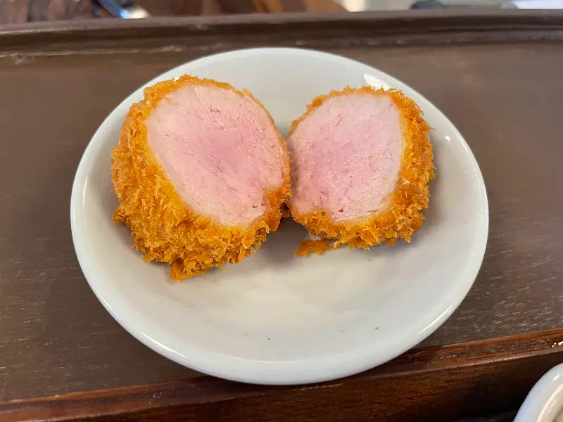 트러플 소금과 와사비가 곁들여진 안심카츠