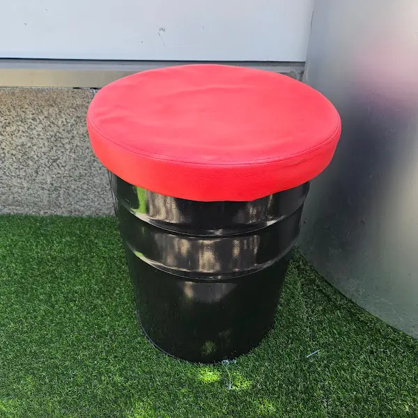 가게 앞 간이 의자