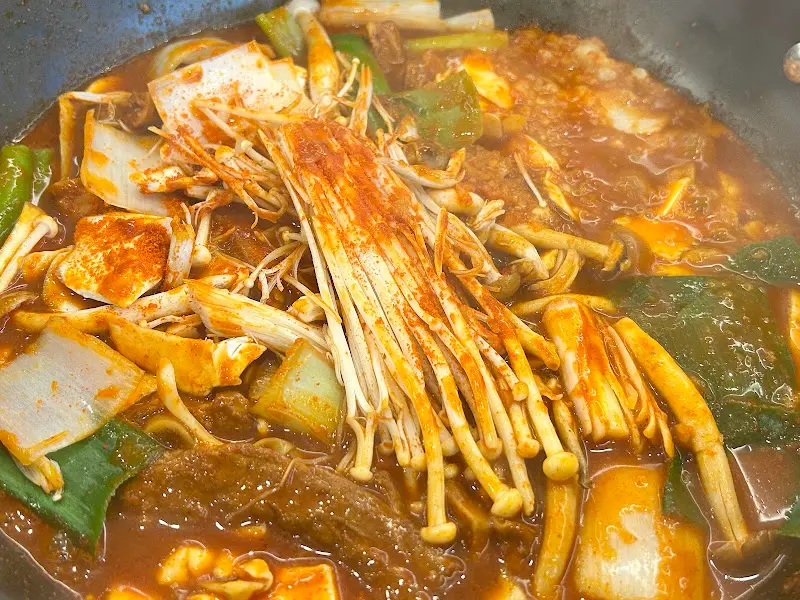 매콤한 양념이 듬뿍 밴 등갈비