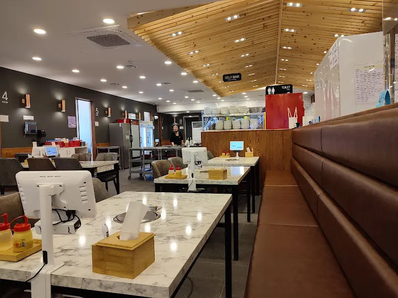 깔끔하고 넓은 수제국수 부산시청점 내부