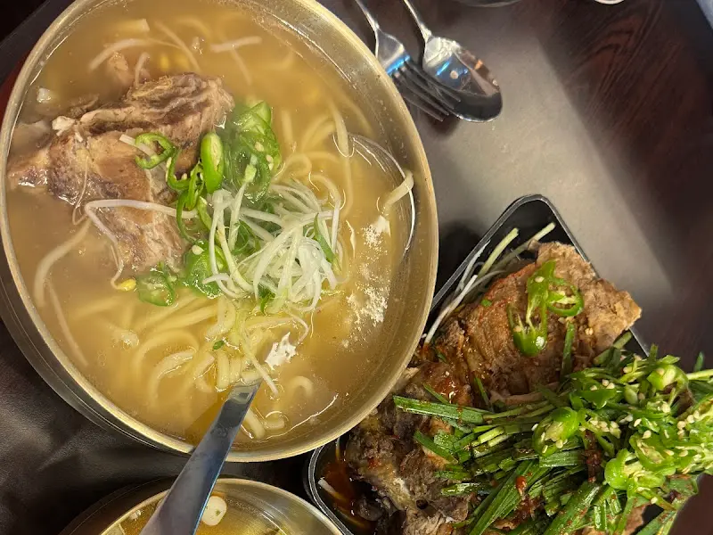 등뼈와 칼국수의 환상적인 조합