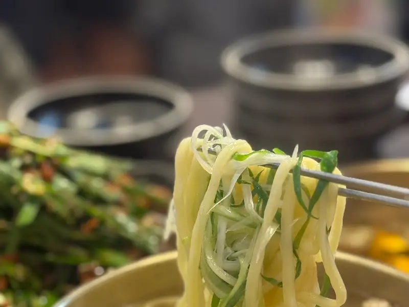 젓가락으로 들어올린 칼국수 면발