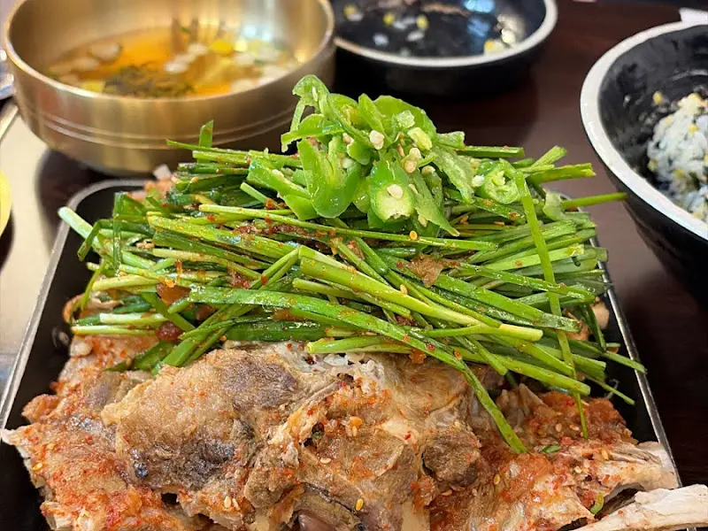 푸짐한 등뼈수육 한 상 차림