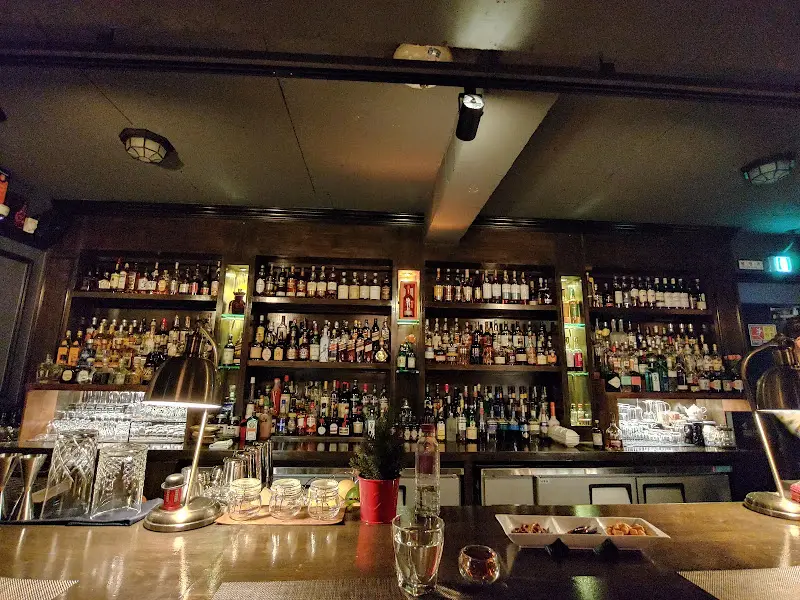 다양한 술병이 진열된 바 테이블