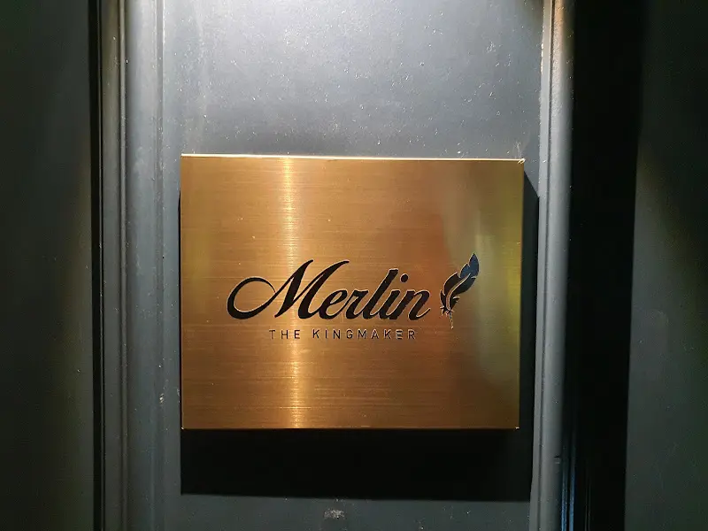 Merlin 입구 간판