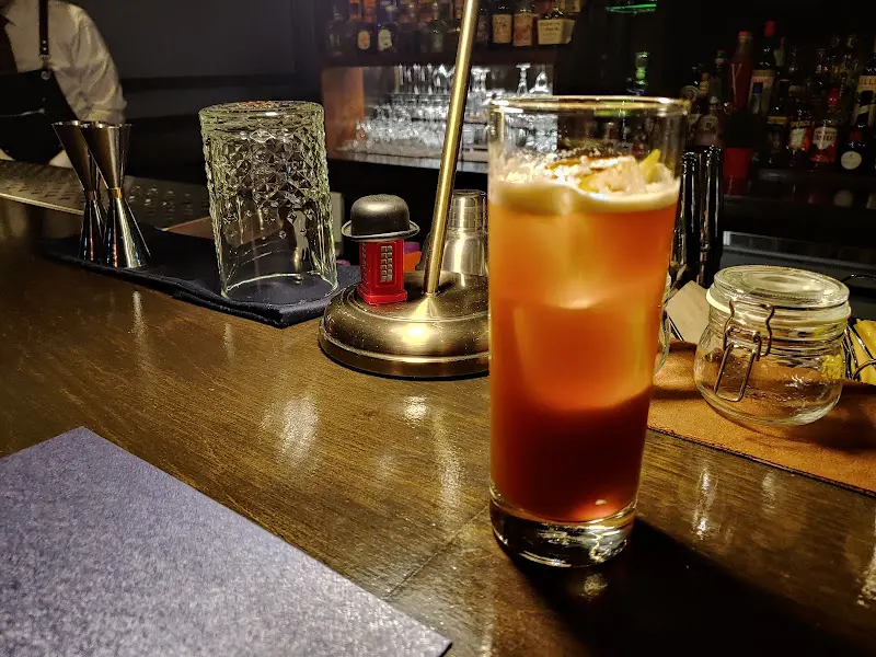 칵테일 제조 모습