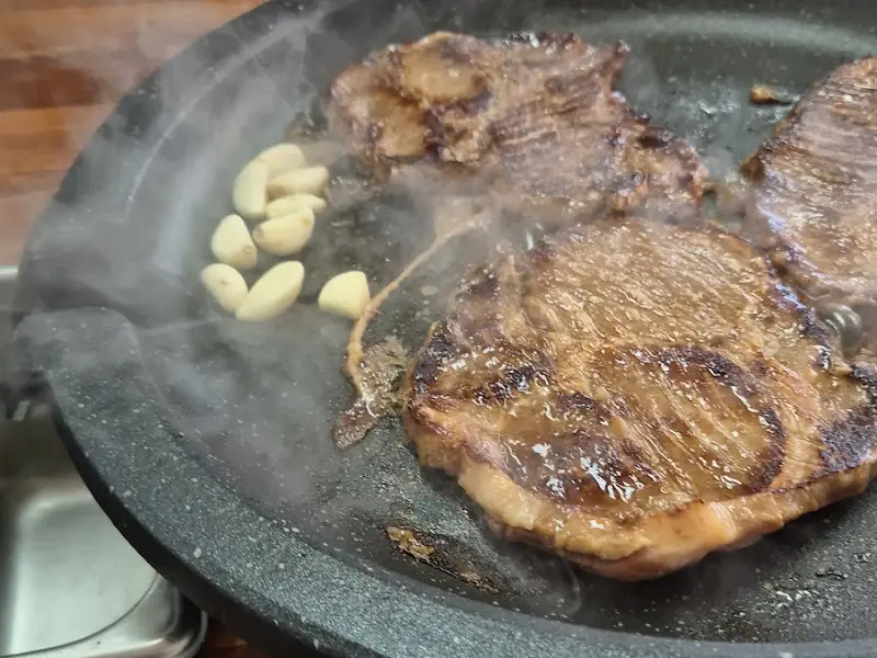 불판 위에서 익어가는 양념 목살