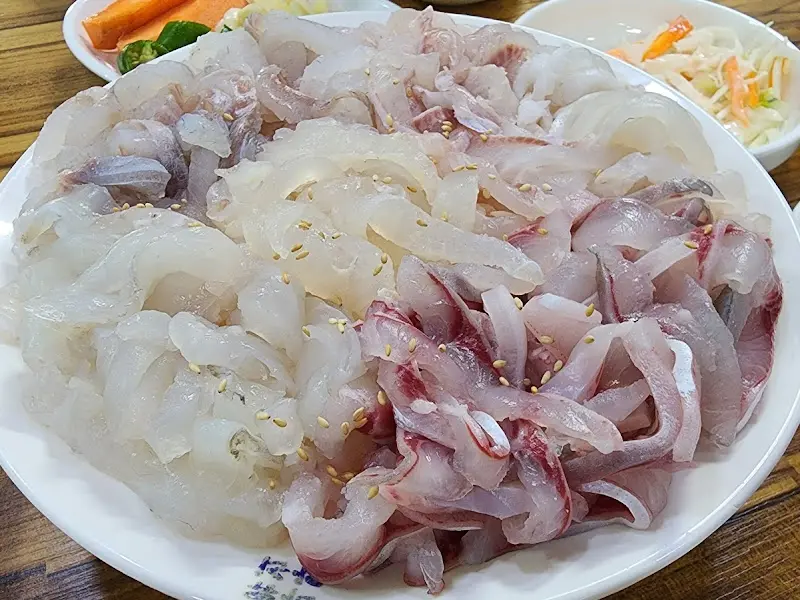 푸짐한 회덮밥 한 상 차림