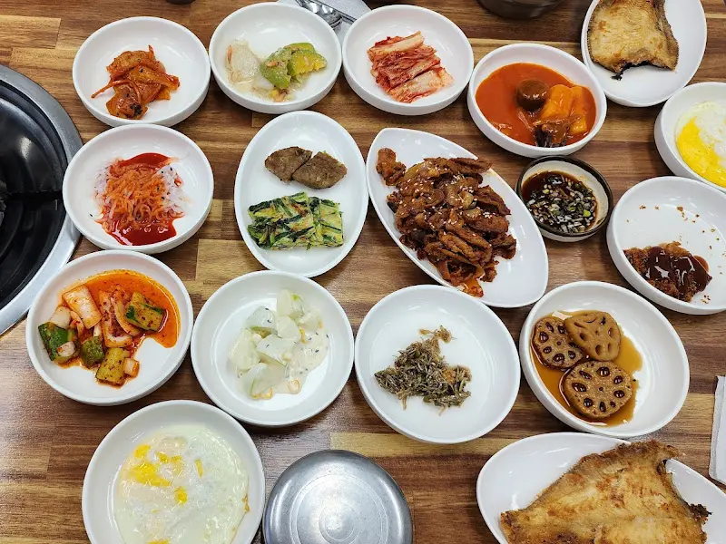 정갈하게 차려진 반찬들