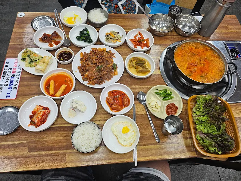 다채로운 반찬과 메인 메뉴