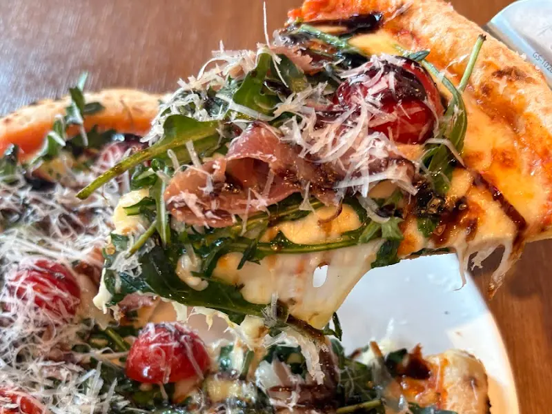 프로슈토 루꼴라 피자의 완벽한 조화