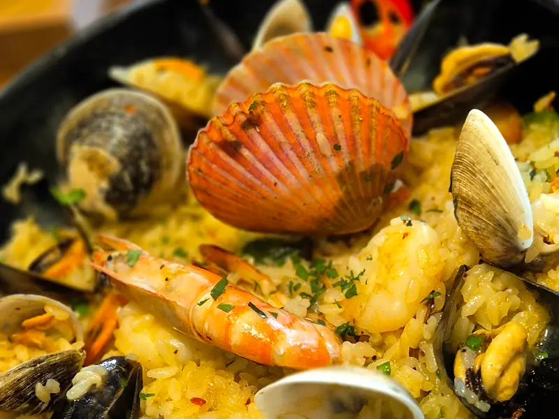 해산물이 가득한 해물 빠에야