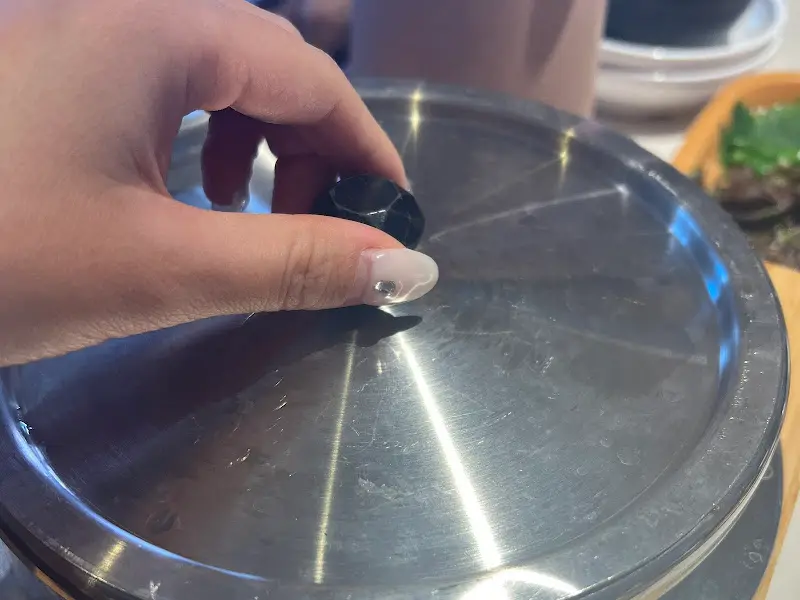 솥밥 뚜껑을 여는 모습